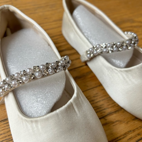 Little Girls Flower Girls Shoes - Satin with bows and rhinestones - Size 12 - Picture 5 of 9